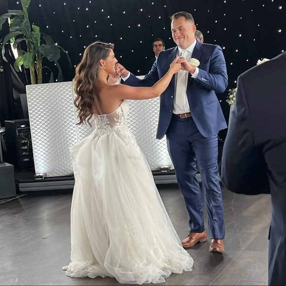 BEAUTIFUL BRIDAL GOWN!! - Picture 6 of 7